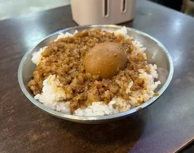 遊客挑戰吃魯肉飯《如何不被認出是日本人》為什麼每次都會穿幫呢？