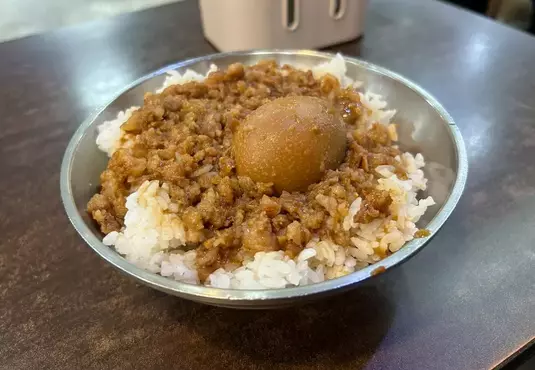 遊客挑戰吃魯肉飯《如何不被認出是日本人》為什麼每次都會穿幫呢？