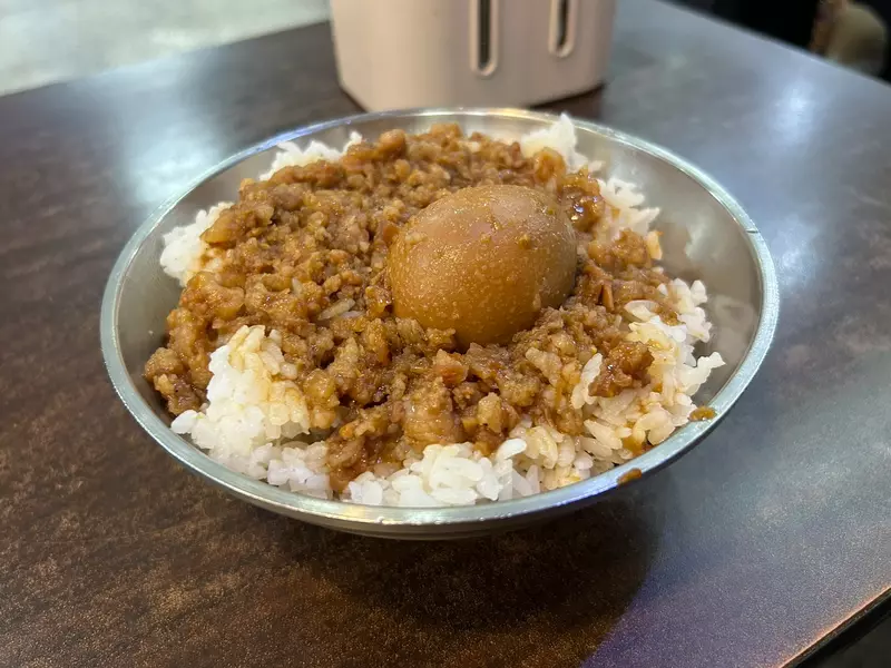 遊客挑戰吃魯肉飯《如何不被認出是日本人》為什麼每次都會穿幫呢？