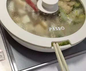 《火鍋習慣大論戰》夾完生肉的筷子 你會插進滾水裡煮一下嗎？