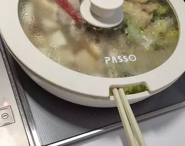 《火鍋習慣大論戰》夾完生肉的筷子 你會插進滾水裡煮一下嗎？