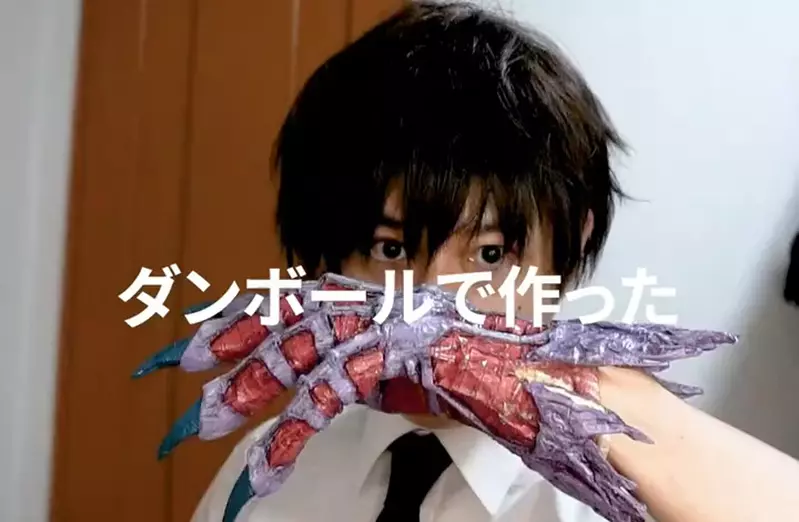 《靈異教師神眉》班導師鵺野鳴介的「鬼手」，網友用厚紙板材料做出的模型超還原