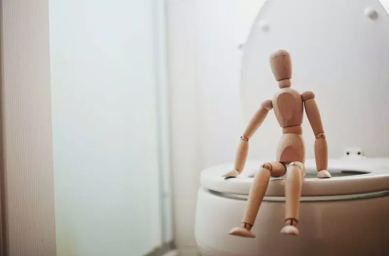 網友的有感而發《女生廁所排隊的原因》這樣分析的意思是男生尿尿時不會思考人生哲理嗎？好像還真不會XD