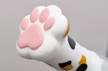 扭蛋商品《貓肉球雨傘腳印套》預計1月發售，另外狗狗版的腳印套也排在3月推出喔