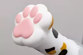 扭蛋商品《貓肉球雨傘腳印套》預計1月發售，另外狗狗版的腳印套也排在3月推出喔