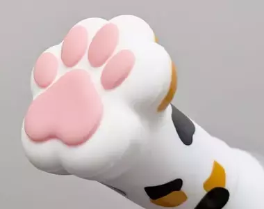 扭蛋商品《貓肉球雨傘腳印套》預計1月發售，另外狗狗版的腳印套也排在3月推出喔