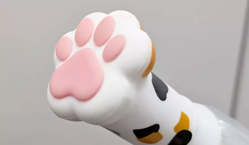 扭蛋商品《貓肉球雨傘腳印套》預計1月發售，另外狗狗版的腳印套也排在3月推出喔