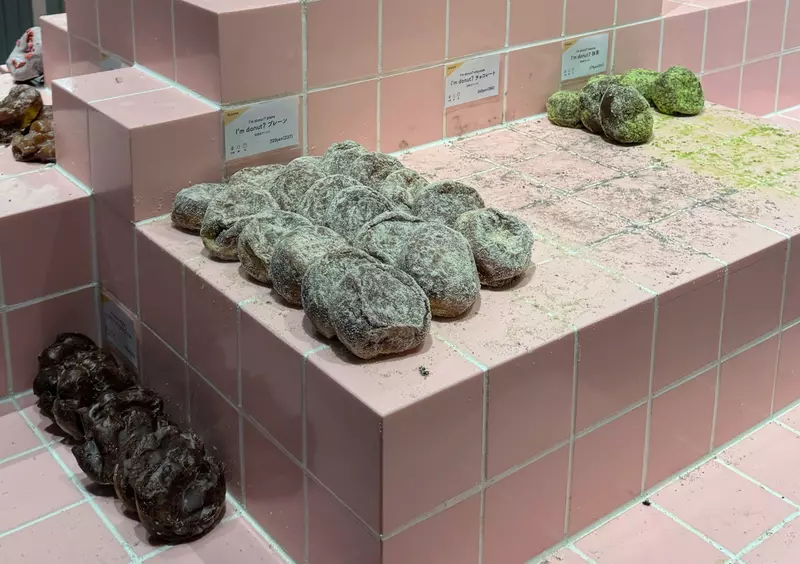 網友吐槽《這個甜甜圈陳列方式好奇怪》看起來像是發霉的廁所地板？