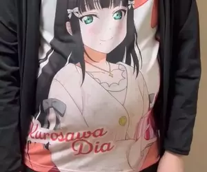 變態中的天才發現了《動漫T恤的實用性》不過要先確定你的肚子肉夠多