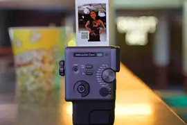 Fujifilm推出《instax mini Evo Cinema》可以調整年代感甚至即可列印出來的相機，預計1月30號日本率先推出
