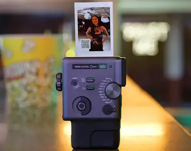 Fujifilm推出《instax mini Evo Cinema》可以調整年代感甚至即可列印出來的相機，預計1月30號日本率先推出