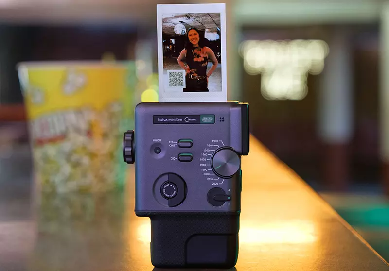 Fujifilm推出《instax mini Evo Cinema》可以調整年代感甚至即可列印出來的相機，預計1月30號日本率先推出