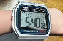 網友添購的《卡西歐手錶造型時鐘》這麼大一塊不但很容易看見，甚至拿來當盾牌都可以了吧(誤)