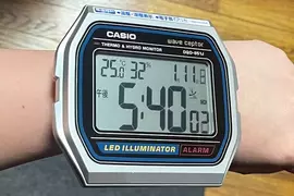 網友添購的《卡西歐手錶造型時鐘》這麼大一塊不但很容易看見，甚至拿來當盾牌都可以了吧(誤)