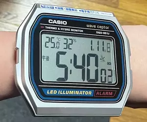 網友添購的《卡西歐手錶造型時鐘》這麼大一塊不但很容易看見，甚至拿來當盾牌都可以了吧(誤)