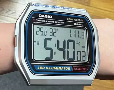 網友添購的《卡西歐手錶造型時鐘》這麼大一塊不但很容易看見，甚至拿來當盾牌都可以了吧(誤)