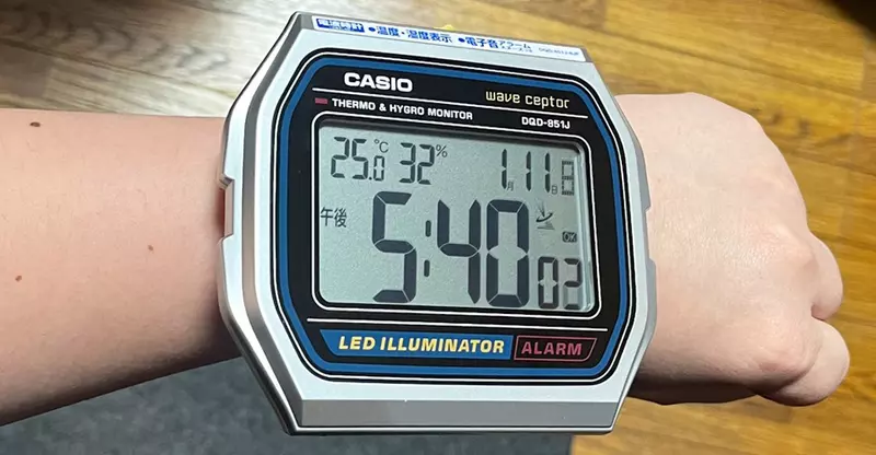 網友添購的《卡西歐手錶造型時鐘》這麼大一塊不但很容易看見，甚至拿來當盾牌都可以了吧(誤)