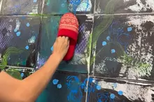 物品創作藝術家《Alex Demers》用拖鞋上色的過程你會以為人家是在玩耍一樣！？