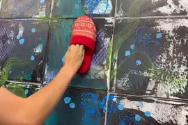 物品創作藝術家《Alex Demers》用拖鞋上色的過程你會以為人家是在玩耍一樣！？