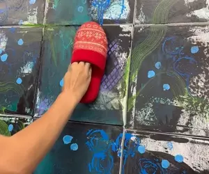 物品創作藝術家《Alex Demers》用拖鞋上色的過程你會以為人家是在玩耍一樣！？