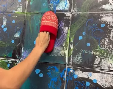 物品創作藝術家《Alex Demers》用拖鞋上色的過程你會以為人家是在玩耍一樣！？