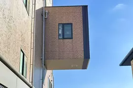 神秘房屋設計《凸出外牆的懸空房間》為什麼要蓋成這個樣子呢？