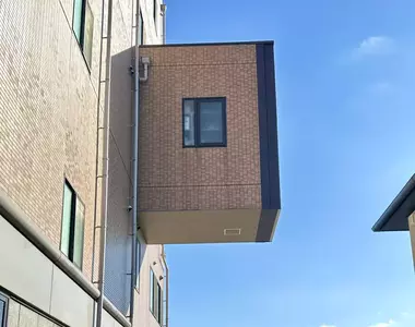 神秘房屋設計《凸出外牆的懸空房間》為什麼要蓋成這個樣子呢？