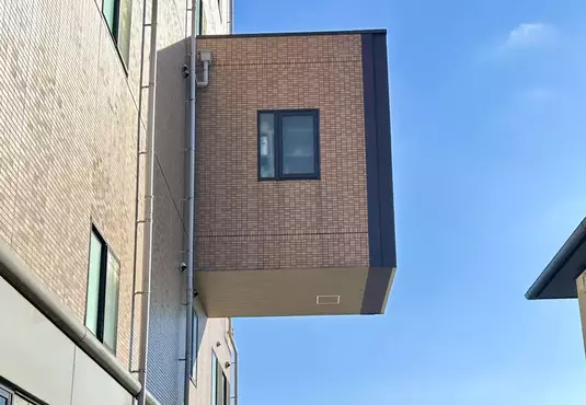 神秘房屋設計《凸出外牆的懸空房間》為什麼要蓋成這個樣子呢？