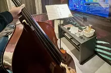 低音提琴手發現住在《愛情賓館》既可以省住宿費又可以練習樂器