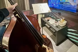 低音提琴手發現住在《愛情賓館》既可以省住宿費又可以練習樂器