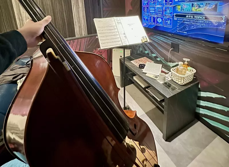 低音提琴手發現住在《愛情賓館》既可以省住宿費又可以練習樂器