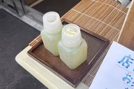 《懷舊塑膠瓶裝茶》日本人半世紀前搭火車都喝這個 早期材質惡劣還有塑膠味