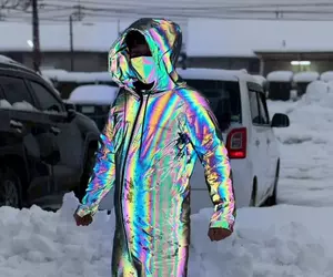 安全性大增《新式電競反光服》竟然能發出極光般的七彩霓虹色