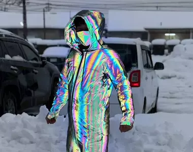 安全性大增《新式電競反光服》竟然能發出極光般的七彩霓虹色