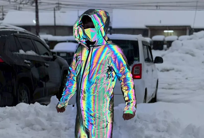 安全性大增《新式電競反光服》竟然能發出極光般的七彩霓虹色