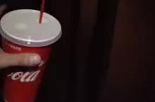 《被關在電影院的人》原本還很開心自己包場了 逃脫畫面超像恐怖遊戲