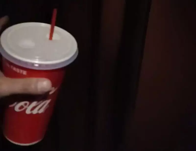 《被關在電影院的人》原本還很開心自己包場了 逃脫畫面超像恐怖遊戲