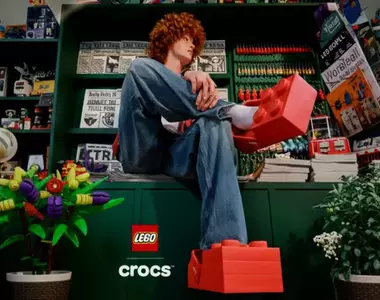 這次踩了不會痛了《樂高積木鞋》LEGO 與 Crocs 聯動推出新產品，將於2月16日發售