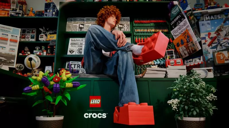 這次踩了不會痛了《樂高積木鞋》LEGO 與 Crocs 聯動推出新產品，將於2月16日發售
