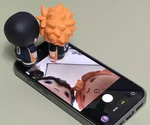 《公仔自拍照》將公仔擺在手機前鏡頭 超可愛特殊角度引爆模仿熱潮