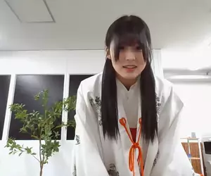 《沉默之丘F》飾演雛子父親的「真砂豪」，拉著遊戲角色「五十嵐咲子」的真人臉模「滝瀬妃夏」加入直播，真的把F變成了family遊戲惹！？