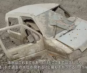 《日本水庫湖乾涸》湖底冒出一輛廢車 車上充滿疑點引發網友臆測