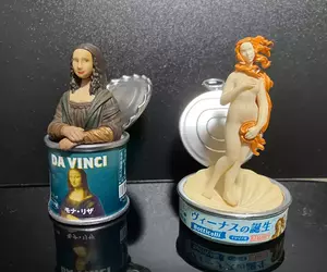 扭蛋商品《美術罐》打開罐頭呈現「蒙娜麗莎的微笑」、「維納斯的誕生」、「拾穗」、「吶喊」、「神奈川沖浪裏」經典藝術品的方式超有趣