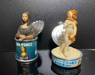 扭蛋商品《美術罐》打開罐頭呈現「蒙娜麗莎的微笑」、「維納斯的誕生」、「拾穗」、「吶喊」、「神奈川沖浪裏」經典藝術品的方式超有趣