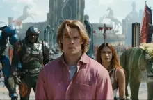 童年回憶《太空超人》真人版預告公開　《王室緋聞守則》帥王子「尼可拉斯葛拉辛」領銜主演