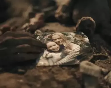 《惡靈古堡9：安魂曲》推出真人預告短片 影片由美國女演員麥卡夢露演出，帶大家回到浣熊市爆發生化危機的那個時間點