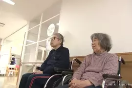 日本老人安養院流行設置《假公車站牌》防止失智症走失超有用？