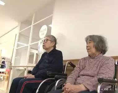 日本老人安養院流行設置《假公車站牌》防止失智症走失超有用？