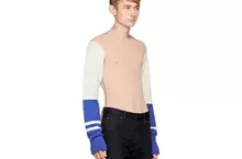 回顧2017年「Calvin Klein」的潮流服飾 怕大家沒看過只有袖子的毛衣所以帶大家認識一下