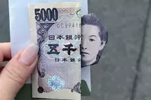 網友分享《朋友還錢時的摺紙創意》原以為鈔票放得很隨便，想不到還是用心設計過的小巧思